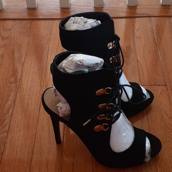 🥳🥳SOLD🥳🥳Dressy Black Sandals - Picture 2 of 4